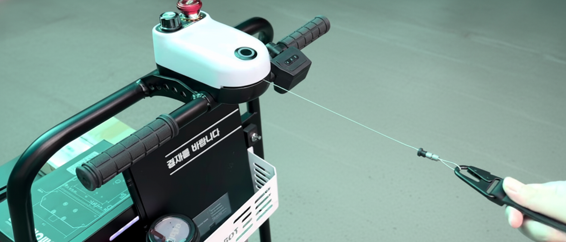 テザー型センサーを持つ作業員に追従するDonkiBot-Sのイメージ